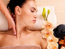 Massagista que faz a massagem o pescoço de uma mulher no salão de beleza dos termas imagem de stock royalty free Massagista que faz a massagem o pescoço de uma mulher no salão de beleza dos termas imagem de stock royalty free