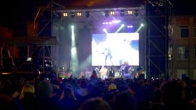 Masse auf Felsenkonzert Langsame Bewegung lizenzfreie abbildung Masse auf Felsenkonzert Langsame Bewegung lizenzfreie abbildung