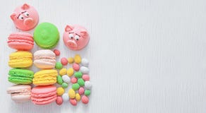 Massepain sous forme de symbole de la nouvelle année - porc rose, macarons sensibles doux, guimauves, arachides en sucre photographie stock libre de droits Massepain sous forme de symbole de la nouvelle année - porc rose, macarons sensibles doux, guimauves, arachides en sucre photographie stock libre de droits