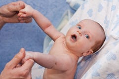 Bébé nouveau-né de massage photos stock Bébé nouveau-né de massage photos stock