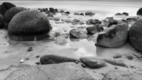 Massi di Moeraki, Nuova Zelanda fotografie stock libere da diritti Massi di Moeraki, Nuova Zelanda fotografie stock libere da diritti