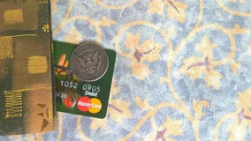 MasterCard τραπεζική κάρτα και μισό νόμισμα δολαρίων στοκ φωτογραφία με δικαίωμα ελεύθερης χρήσης MasterCard τραπεζική κάρτα και μισό νόμισμα δολαρίων στοκ φωτογραφία με δικαίωμα ελεύθερης χρήσης