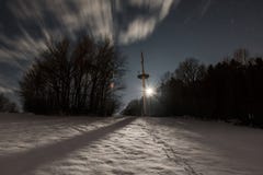 Mastro de rádio em Liebersberg perto de Grafenau em uma noite do inverno da Lua cheia, floresta bávara, Alemanha Imagem de Stock Royalty Free Mastro de rádio em Liebersberg perto de Grafenau em uma noite do inverno da Lua cheia, floresta bávara, Alemanha Imagem de Stock Royalty Free