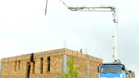 Maszyna z betonową pompą wystawia blisko budynku zbiory Maszyna z betonową pompą wystawia blisko budynku zbiory