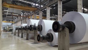 Maszyny dla produkcji papierowe rolki i rolka biała księga zdjęcie stock Maszyny dla produkcji papierowe rolki i rolka biała księga zdjęcie stock