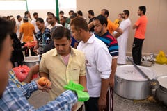 Mat förpackar `-fördelning i moské under iftar mål för Ramadan royaltyfri foto Mat förpackar `-fördelning i moské under iftar mål för Ramadan royaltyfri foto