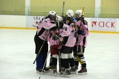 Match de hockey sur glace de filles photographie stock libre de droits Match de hockey sur glace de filles photographie stock libre de droits