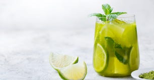 Matcha med is grönt te med limefrukt och den nya mintkaramellen på en marmorbakgrund kopiera avstånd Arkivfoto Matcha med is grönt te med limefrukt och den nya mintkaramellen på en marmorbakgrund kopiera avstånd Arkivfoto