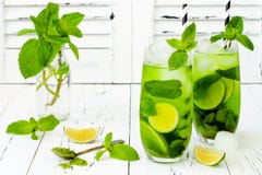 Matcha med is grönt te med limefrukt och den nya mintkaramellen på vit lantlig bakgrund Toppen matdrink Arkivbilder Matcha med is grönt te med limefrukt och den nya mintkaramellen på vit lantlig bakgrund Toppen matdrink Arkivbilder