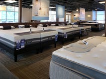 Matelas gentil sur le lit à vendre au magasin d'experts en matière de sommeil Image stock Matelas gentil sur le lit à vendre au magasin d'experts en matière de sommeil Image stock