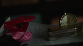 Materiais de escritório na mesa estoque Os materiais de escritório e o vintage cronometram na mesa de um coordenador ou de um cie video estoque Materiais de escritório na mesa estoque Os materiais de escritório e o vintage cronometram na mesa de um coordenador ou de um cie video estoque