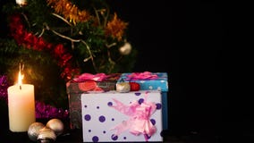 Materiał filmowy drzewni boże narodzenia i ornamentów boże narodzenia z lampowym okamgnieniem Wesoło Chirstmas zbiory Materiał filmowy drzewni boże narodzenia i ornamentów boże narodzenia z lampowym okamgnieniem Wesoło Chirstmas zbiory