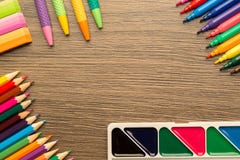 Materiały kolorowy pisać wytłacza wzory akcesoria, z kopii przestrzenią zdjęcie stock Materiały kolorowy pisać wytłacza wzory akcesoria, z kopii przestrzenią zdjęcie stock