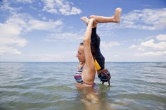 Mather et fille jouant en mer images libres de droits Mather et fille jouant en mer images libres de droits