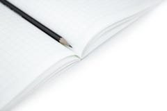 Matita con il taccuino in bianco su bianco isolato per imparare fotografia stock libera da diritti Matita con il taccuino in bianco su bianco isolato per imparare fotografia stock libera da diritti