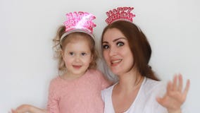 Matka i córka śpiewamy piosenkę z gratulacje wszystkiego najlepszego z okazji urodzin Kobieta i jej dziecko przy przyjęciem Zakoń zbiory Matka i córka śpiewamy piosenkę z gratulacje wszystkiego najlepszego z okazji urodzin Kobieta i jej dziecko przy przyjęciem Zakoń zbiory