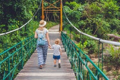 Matka i syn iść na zawieszenie moscie Podróżować z dziecka pojęciem fotografia stock Matka i syn iść na zawieszenie moscie Podróżować z dziecka pojęciem fotografia stock