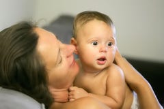 Matka ściska jej małej córki fotografia stock Matka ściska jej małej córki fotografia stock