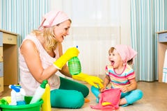 Matkuje mieć zabawę i żartuje cleaning pokój i zdjęcie stock Matkuje mieć zabawę i żartuje cleaning pokój i zdjęcie stock