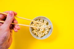 Matrices dans la cuvette blanche avec des baguettes sur le fond jaune photos stock Matrices dans la cuvette blanche avec des baguettes sur le fond jaune photos stock