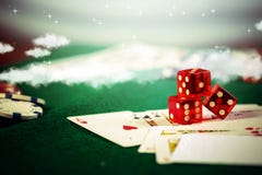 Matrices de casino avec des jetons de poker dans la table verte de jeu photographie stock Matrices de casino avec des jetons de poker dans la table verte de jeu photographie stock