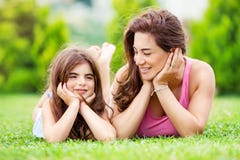 Matriz com filha ao ar livre foto de stock Matriz com filha ao ar livre foto de stock