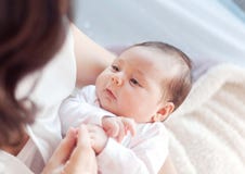 Matriz com seu bebê recém-nascido A mãe está guardando seu bebê pequeno Fotos de Stock Royalty Free Matriz com seu bebê recém-nascido A mãe está guardando seu bebê pequeno Fotos de Stock Royalty Free