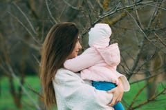 Matriz com sua filha que joga na praia imagens de stock Matriz com sua filha que joga na praia imagens de stock