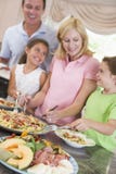 Matriz que sere acima o jantar para a família imagens de stock royalty free Matriz que sere acima o jantar para a família imagens de stock royalty free