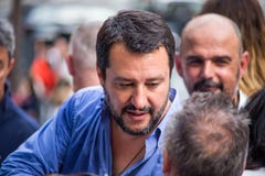 Matteo Salvini, der Sekretär der Ligapartei während des Wahlkampfs für den Bürgermeister von Genua, Italien lizenzfreies stockbild Matteo Salvini, der Sekretär der Ligapartei während des Wahlkampfs für den Bürgermeister von Genua, Italien lizenzfreies stockbild