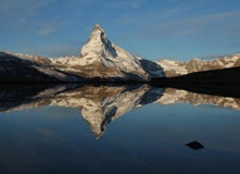 Matterhorn som avspeglar i sjön Stellisee arkivfoton Matterhorn som avspeglar i sjön Stellisee arkivfoton