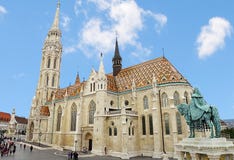 Matthias Church, Buda Castle στη Βουδαπέστη και τουρίστες στοκ φωτογραφία με δικαίωμα ελεύθερης χρήσης Matthias Church, Buda Castle στη Βουδαπέστη και τουρίστες στοκ φωτογραφία με δικαίωμα ελεύθερης χρήσης