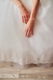 Mattina della sposa, donna che si prepara prima della cerimonia di nozze immagine stock Mattina della sposa, donna che si prepara prima della cerimonia di nozze immagine stock
