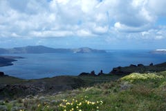 Mattina soleggiata di estate sull'isola di Santorini, Grecia immagini stock Mattina soleggiata di estate sull'isola di Santorini, Grecia immagini stock