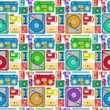 Mattonelle senza cuciture di tema funky dell'audio attrezzatura 80s. illustrazione vettoriale Mattonelle senza cuciture di tema funky dell'audio attrezzatura 80s. illustrazione vettoriale