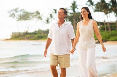 Mature Couple Enjoying Walk on the Beach royalty free stock photos Mature Couple Enjoying Walk on the Beach royalty free stock photos
