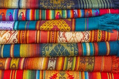 Matérias têxteis andinas tradicionais coloridas em Cusco, Peru imagens de stock Matérias têxteis andinas tradicionais coloridas em Cusco, Peru imagens de stock