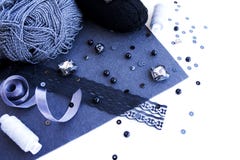 Matériaux pour la couture dans la couleur grise photographie stock libre de droits Matériaux pour la couture dans la couleur grise photographie stock libre de droits