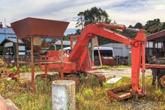 Matériel de construction Une petite excavatrice avec la chenille marche se reposer inutilisé images libres de droits Matériel de construction Une petite excavatrice avec la chenille marche se reposer inutilisé images libres de droits