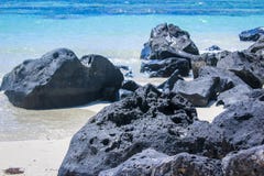 Mauritius Wyrzucać na brzeg, Powulkaniczny Black Rock na linii brzegowej obraz royalty free Mauritius Wyrzucać na brzeg, Powulkaniczny Black Rock na linii brzegowej obraz royalty free
