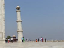 Mausolée de Taj Mahal et symbole de l'amour, marbre en ivoire blanc sur la rive sud de la rivière de Yamuna dans la ville indienn image libre de droits Mausolée de Taj Mahal et symbole de l'amour, marbre en ivoire blanc sur la rive sud de la rivière de Yamuna dans la ville indienn image libre de droits