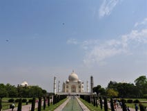 Mausolée de Taj Mahal et symbole de l'amour, marbre en ivoire blanc sur la rive sud de la rivière de Yamuna dans la ville indienn photographie stock libre de droits Mausolée de Taj Mahal et symbole de l'amour, marbre en ivoire blanc sur la rive sud de la rivière de Yamuna dans la ville indienn photographie stock libre de droits