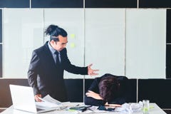 Mauvais patron fâché asiatique hurlant à l'emplo déprimé triste d'homme d'affaires photo libre de droits Mauvais patron fâché asiatique hurlant à l'emplo déprimé triste d'homme d'affaires photo libre de droits
