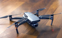 Mavic 2 DJI Pro truteń w ziemi, nowym prosumer UAV dla fotografii i wideo, obrazy royalty free Mavic 2 DJI Pro truteń w ziemi, nowym prosumer UAV dla fotografii i wideo, obrazy royalty free