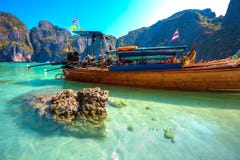 Maya Bay, isola di Phi Phi Leh, Krabi, Tailandia fotografia stock Maya Bay, isola di Phi Phi Leh, Krabi, Tailandia fotografia stock