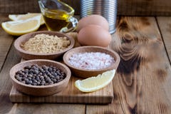 Mayonaiseingrediënten op de houten van de de Citroenolie van achtergrond Zoute Pepereieren Rustieke Ingrediënten voor de ruimte v royalty-vrije stock afbeelding Mayonaiseingrediënten op de houten van de de Citroenolie van achtergrond Zoute Pepereieren Rustieke Ingrediënten voor de ruimte v royalty-vrije stock afbeelding