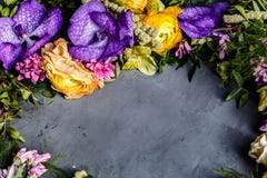 Mazzo dei fiori luminosi per le donne giorno, fondo di giorno di madre Disposizione piana Vista superiore immagini stock libere da diritti Mazzo dei fiori luminosi per le donne giorno, fondo di giorno di madre Disposizione piana Vista superiore immagini stock libere da diritti