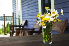 Mazzo dei Wildflowers al cottage fotografia stock libera da diritti Mazzo dei Wildflowers al cottage fotografia stock libera da diritti