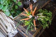 Mazzo di nozze delle carote, delle cipolle e dell'insalata verde immagine stock Mazzo di nozze delle carote, delle cipolle e dell'insalata verde immagine stock