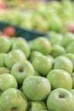 Maçãs verdes em uma caixa na loja maçãs verdes em umas caixas em prateleiras do mercado Conceito das compras na mercearia Aliment fotos de stock Maçãs verdes em uma caixa na loja maçãs verdes em umas caixas em prateleiras do mercado Conceito das compras na mercearia Aliment fotos de stock